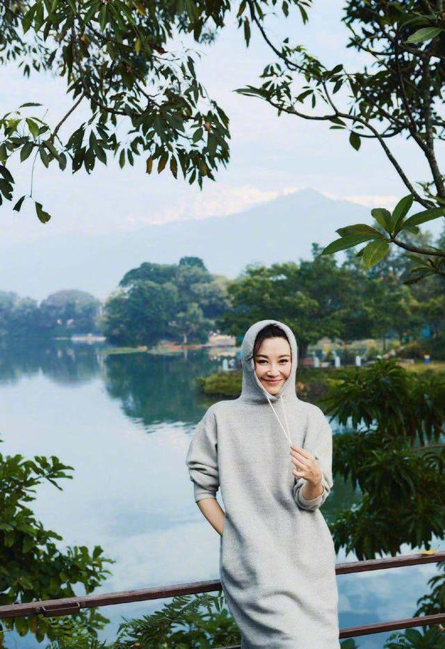 「许晴」许晴黄色长裙荡秋千,五十岁的许晴把生活过成了二十的样子