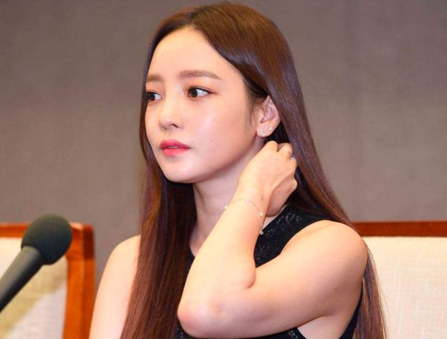 「具荷拉」李恩珠被潜8小时,28岁的具荷拉自杀,韩国娱乐圈早已病入膏肓