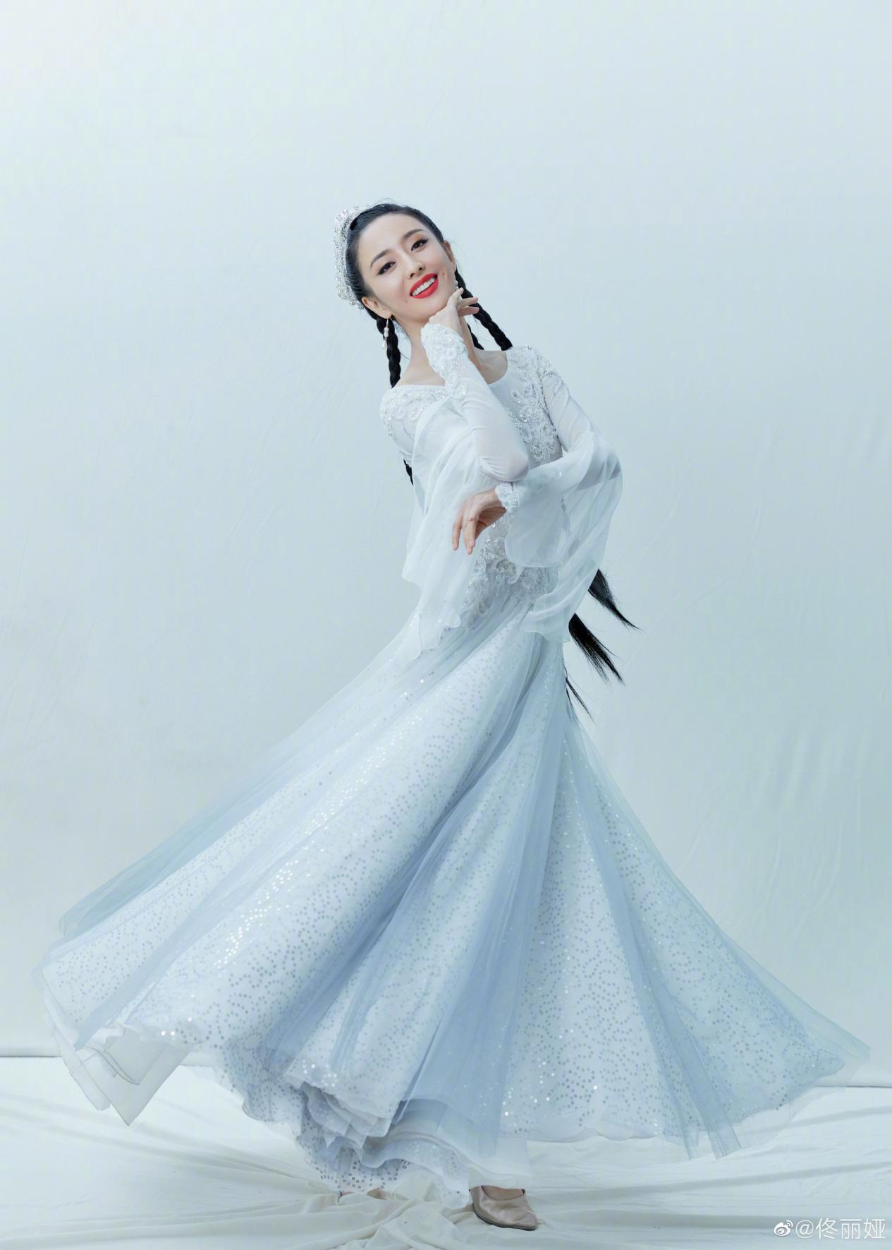 佟丽娅|佟丽娅国庆音乐会搭档蔡徐坤，粉色纱裙高贵美艳，仙气十足