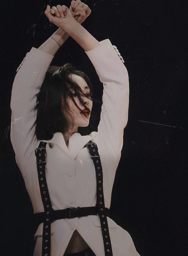 短发▲短发佳人许佳琪，你以为是个清纯小学妹，不，她是酷帅“黑白杀”