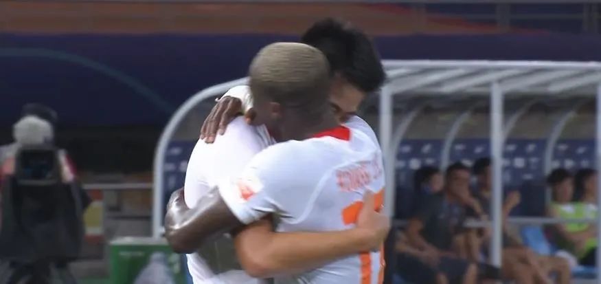 中超|1-0！2-0！中超新星上演梅开二度疯狂庆祝，上海上港获利好