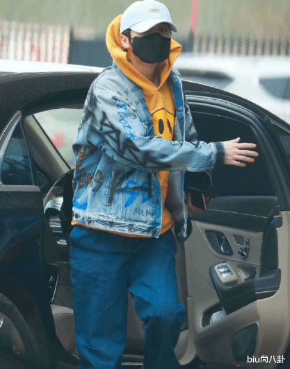 「鹿晗」偶遇鹿晗开车，谁注意副驾驶的人，镜头放大10倍，这不是那谁？
