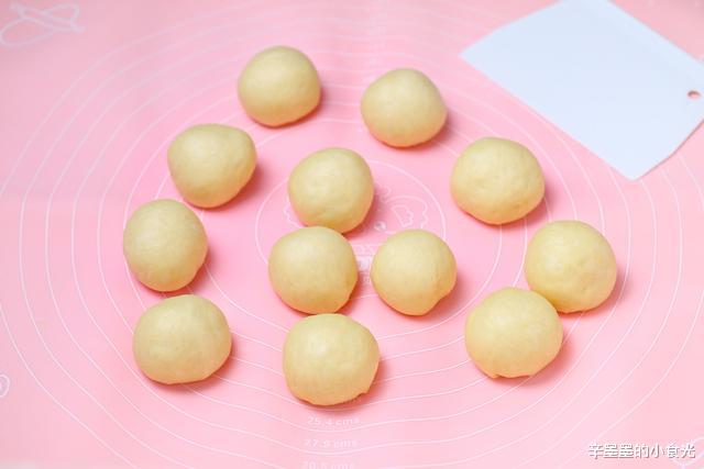 「面包」终于陪孩子结束一周的网课，烤盘豆沙面包当早餐，软噗噗香甜美味