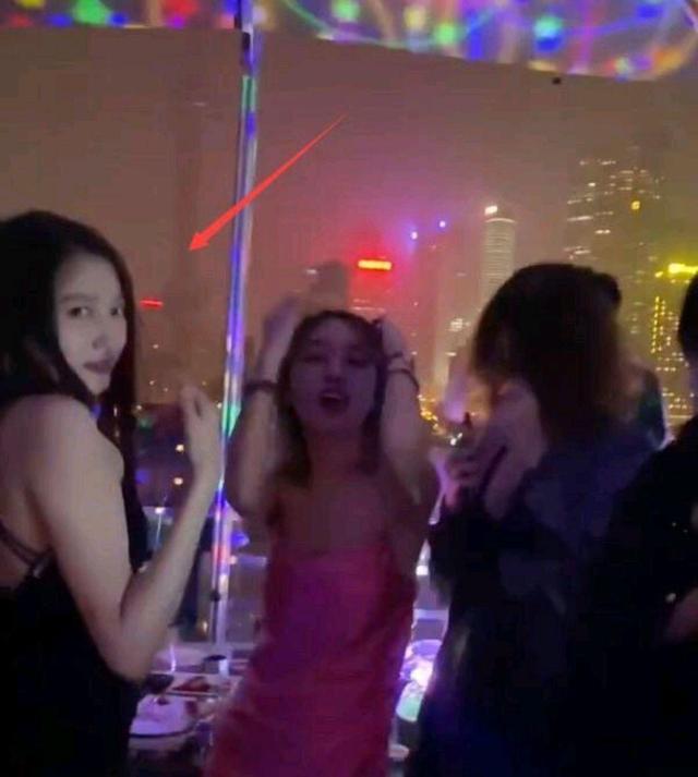 关晓彤|关晓彤与姐妹蹦迪庆生，现场视频曝光“国民闺女”人设崩塌？