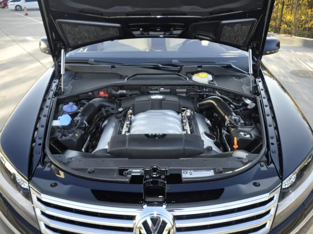 大众辉腾|香港现身挂“1”号车牌的帕萨特，网友：你家帕萨特270万吗？