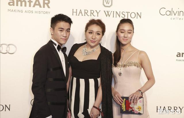 【何超欣】何猷君三姐弟同框，何超盈胖过头太富态，20岁何超欣气质太清新