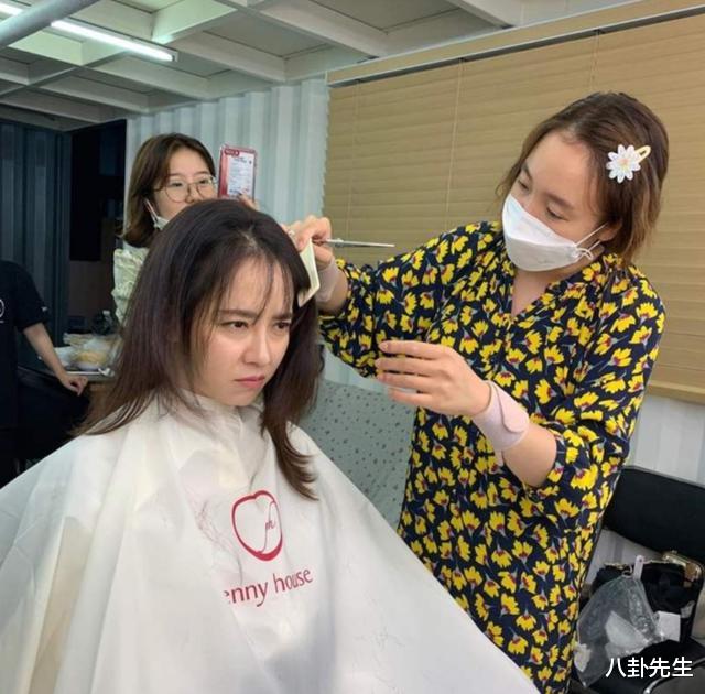 |宋智孝换新发型，被跑男成员调侃像大妈，美女也hold不住齐刘海？