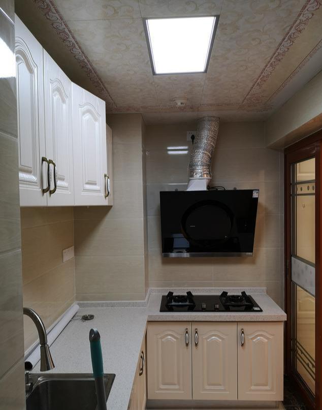 「」墙面不贴瓷砖，老婆坚持在新家打满柜子，这也太抢眼了吧