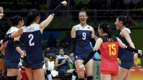 [女排]女排球员衣服不合身，张常宁队服有点紧，身体轮廓明显