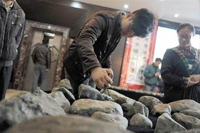 缅甸翡翠|缅甸翡翠一年卖310亿美元，还肯让人赌石？当地人说出实情