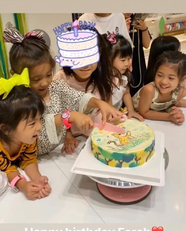 賈靜雯為咘咘慶祝五歲生日，咘咘親手切蛋糕，波妞在一旁樂開瞭花-圖3