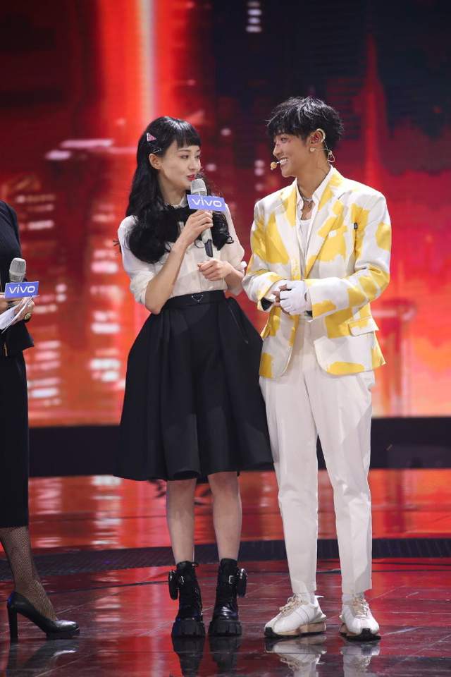 郑爽|郑爽换了齐刘海更少女，虽然烫着卷发，也没有“成熟感”