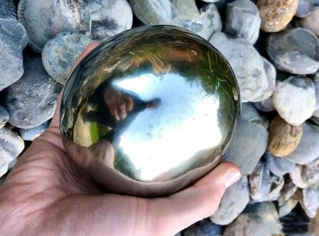 |小伙在海边发现“黄金蛋”，冒险打开后，珍贵物体降临人间