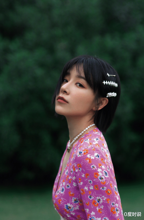 碎花裙■接发后的阚清子，晒短发造型表示怀念，粉色碎花裙太养眼