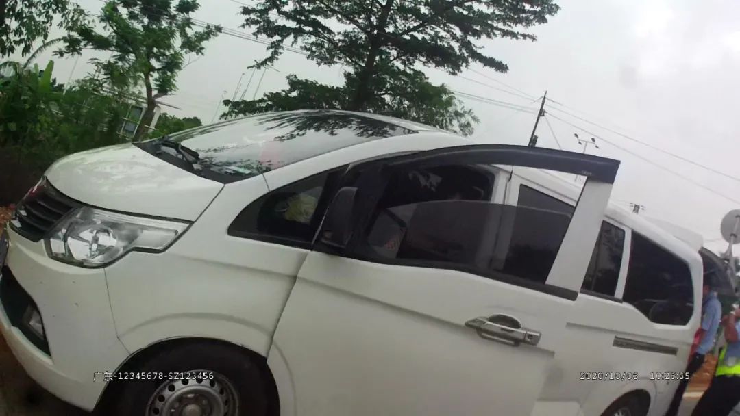 珠海交警|粤C小车贴着黑膜珠海大道逃窜2公里！交警打开车门吓了一跳……