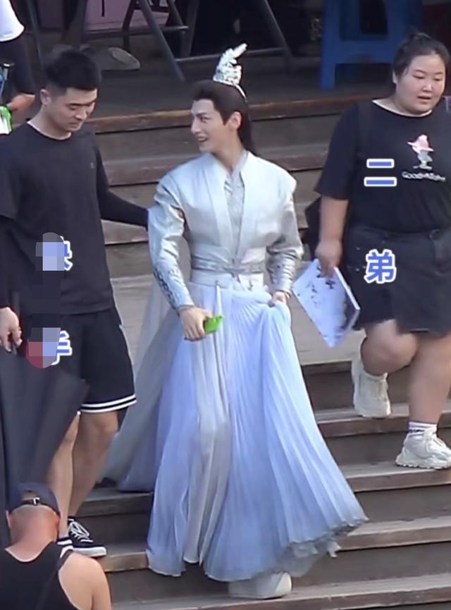 罗云熙|罗云熙身高又被嘲,《皓衣行》现场脚踩“恨天高”,走路还要人扶
