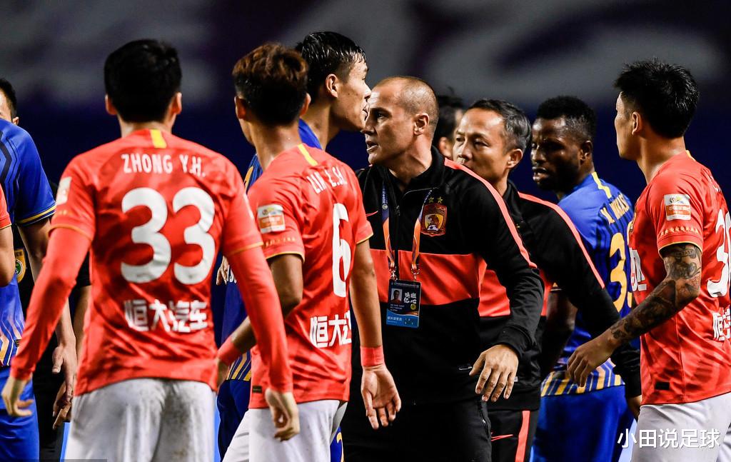 郑智|怒怼主裁判+暴踢饮料瓶！郑智暴怒的原因找到了，这次因为被冤枉？