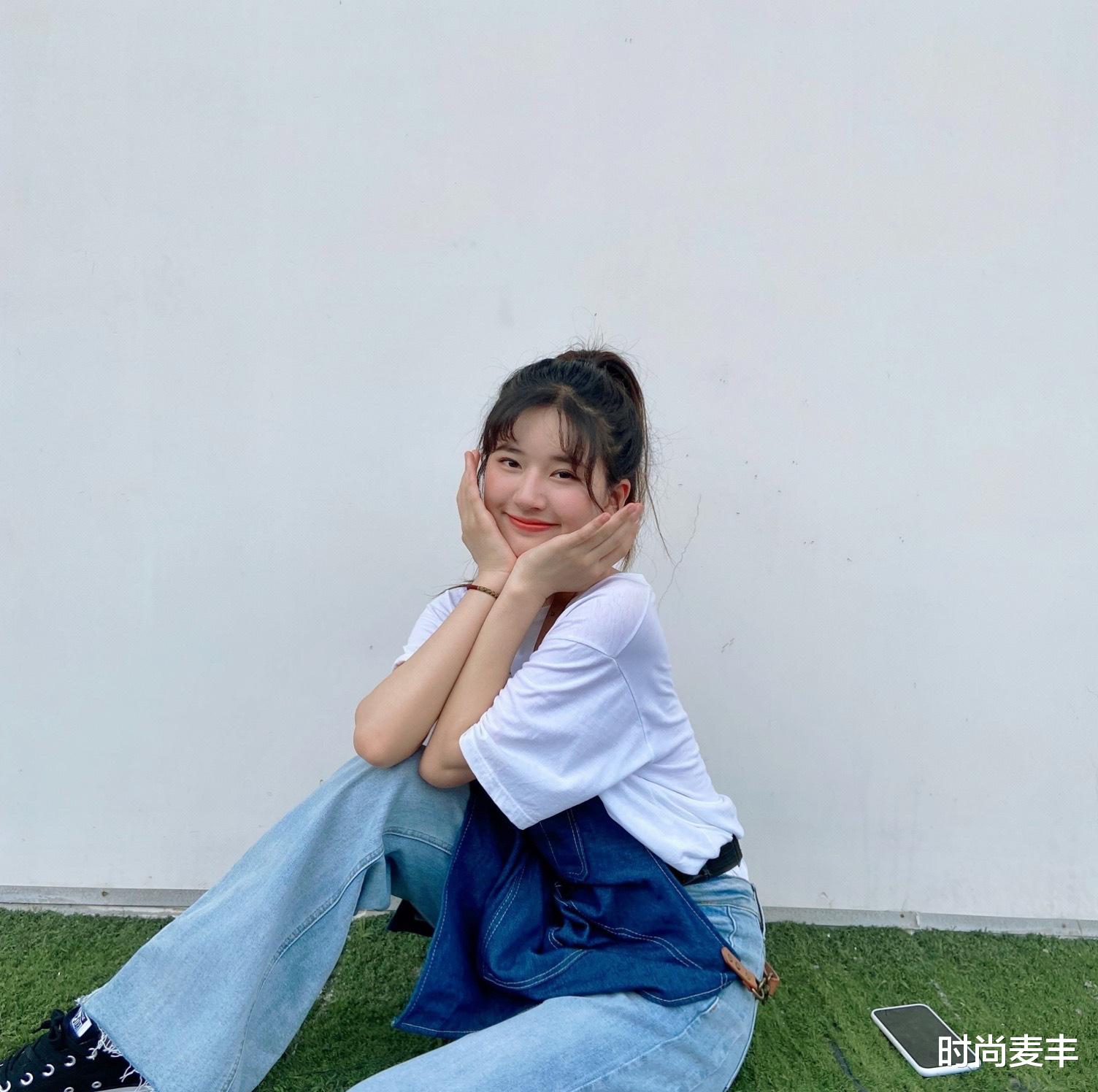 赵露思|赵露思的小圆脸太吃香了，穿白色T恤配高马尾，甜到让人心醉