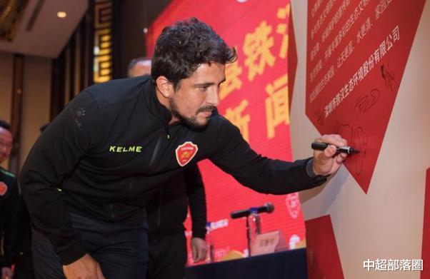 「国足」李铁兑现承诺？曝31岁归化前锋有望进国足，第3位归化国脚将诞生