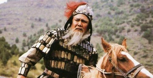 黄忠|黄忠为何一出场就是白发老将，年轻时他干嘛去了？