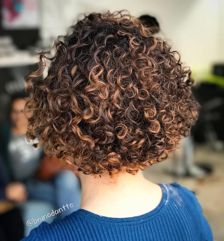 发型|女人过了50岁发型这样剪，洋气显年轻，时尚更自信