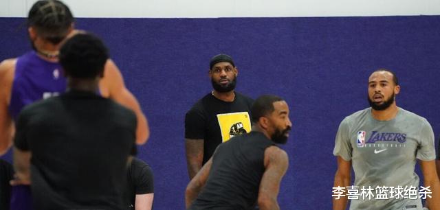 湖人队|湖人备战G4！詹皇不苟言笑，浓眉倾听基德指点，双巨头蓄力反弹？