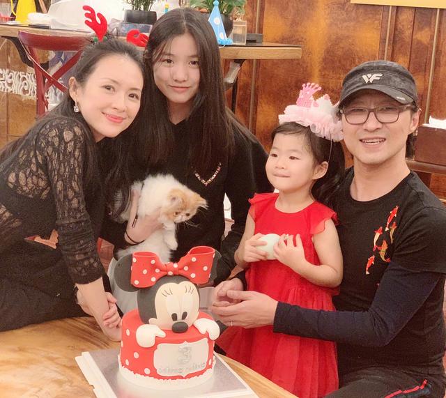 『章子怡』章子怡晒继女小苹果跳舞，拿下比赛第一，老母亲直呼骄傲显高情商