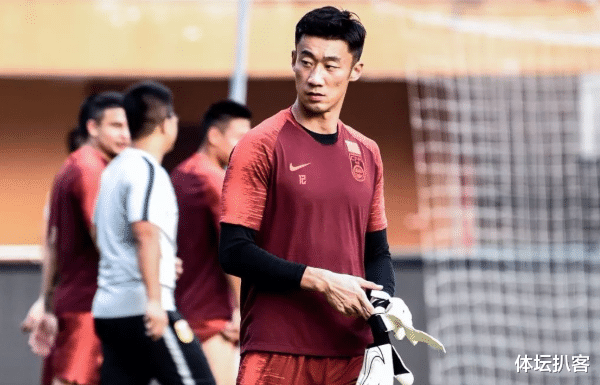 『张鹭』中国足坛重磅丑闻！32岁前国脚醉驾+高铁上吸烟，球迷：该终身禁赛！