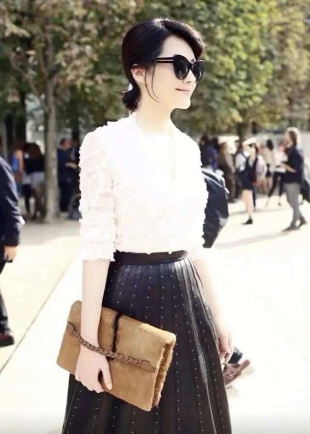 『穿衣搭配』许晴示范中年女性穿衣模范，穿白衬衣配半身裙，头扎低马尾美炸了