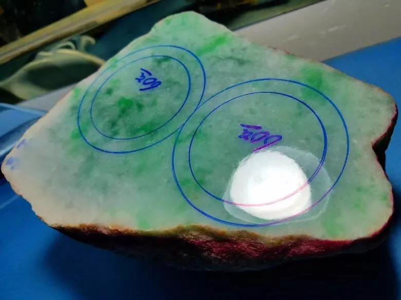 翡翠|4公斤的翡翠原石切出飘花成品一大堆，铁锈皮不亏是出高货料！