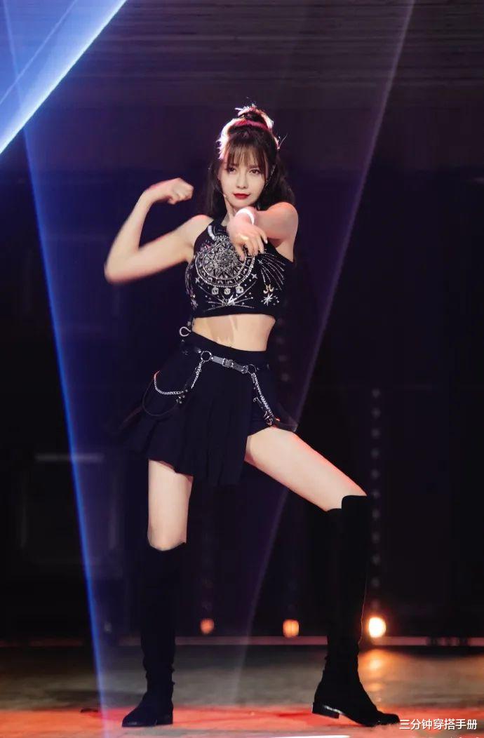 [刘海]沈梦辰终于掀起刘海了！本以为高额头会很抢眼，没想到更像芭比了