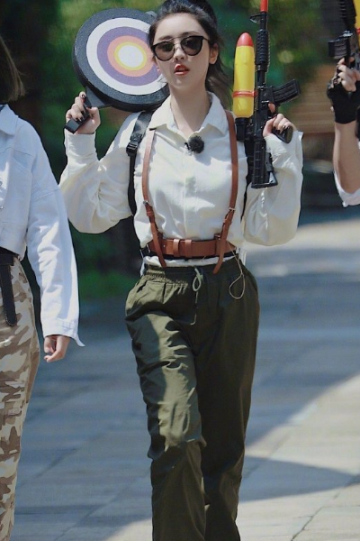 孔雪儿▲THE9参加极限挑战路透，刘雨昕工装风亮相，孔雪儿走路姿势引热议