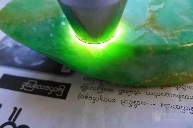 翡翠▲地摊货黄加绿翡翠原石被货主9900拿下，成品出来越看越有味道！