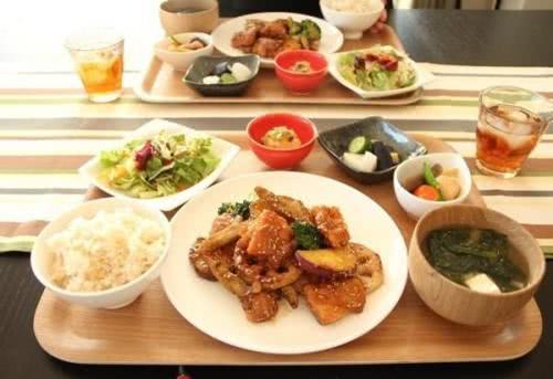 饮食|每天往温水里扔5粒，幽门螺杆菌一扫而光，胃不痛也不反酸了