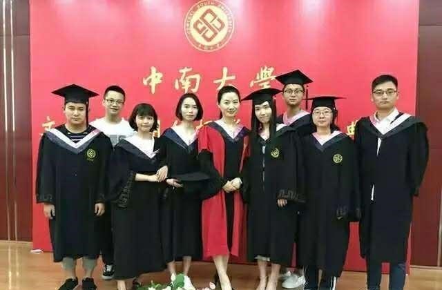 「董卿」27岁博士毕业，33岁成为文学教授，她的气质不逊色于董卿