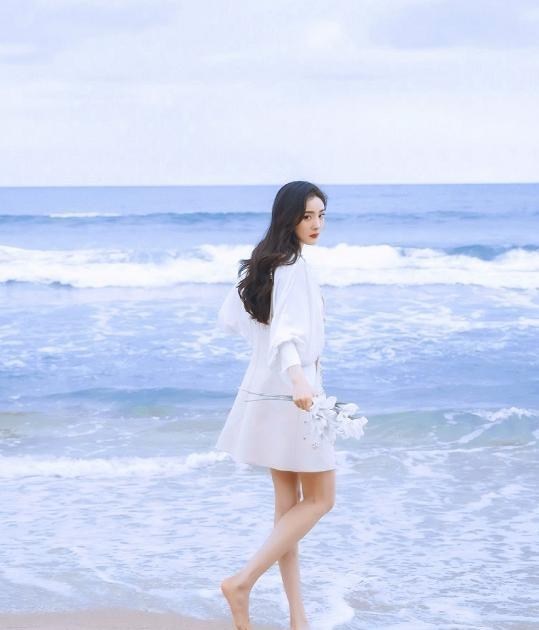 楊冪穿白裙秀“奶油腿”，可看清她的腳，這才是對沙灘最大的尊重-圖2