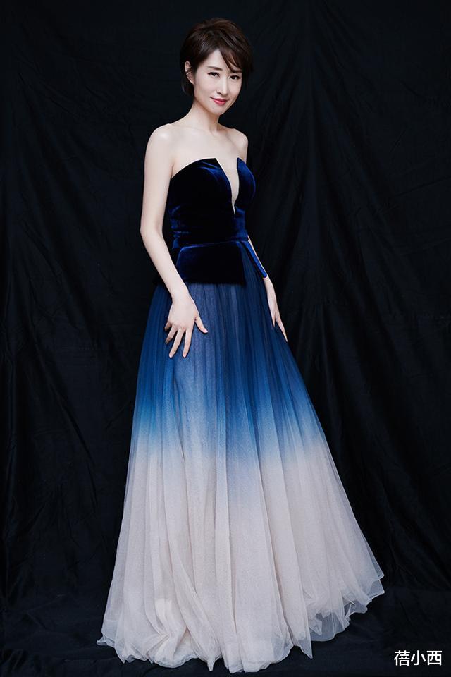 [连衣裙]刘敏涛“中年叛逆”太成功！穿白色连衣裙配纹理短发，品位好高级