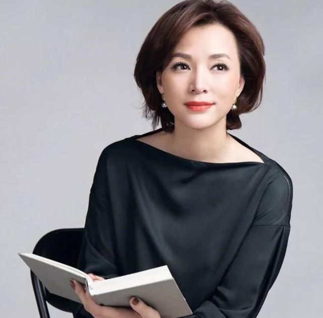 发型|央视女主持戴了13年假发，摘掉假发后才知道，什么叫阿姨秒变少女