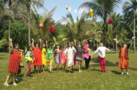 |老外不解:为啥中国人出门旅游一定要带这东西,中国大妈:你不懂