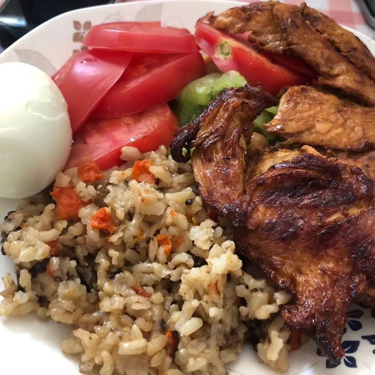 健身：独自绽放的“健身房一姐”：世界越不安，越是要健身！