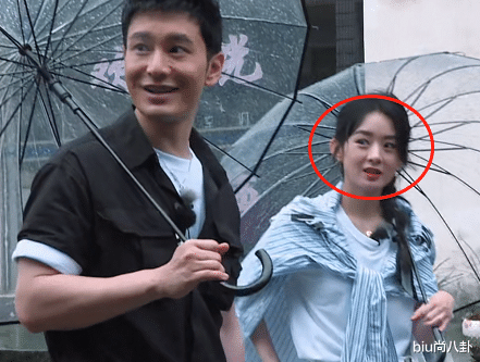 赵丽颖|赵丽颖给村民打招呼没人理，谁注意她脸上的表情，怕是忘了有镜头