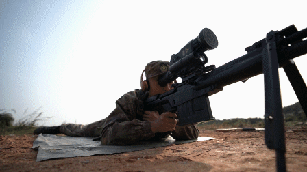 「狙击手」精彩慢镜头：狙击手开枪瞬间，脸上的肉都跟着颤！