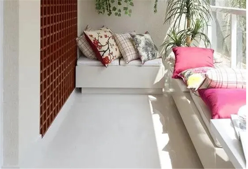|阳台多打出一排矮柜,既能当休闲区又能储物,简直多出半间房