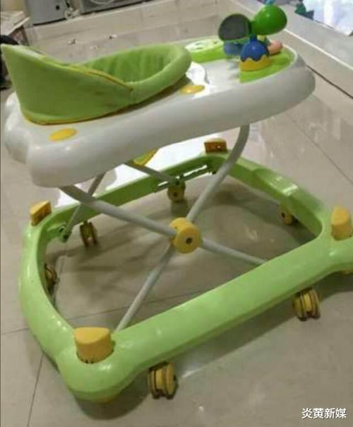 炎黄新媒|江苏淮安1岁男童踩着学步车走失，最后尸体在河道中被发现，家属懊悔不已