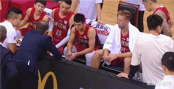 北京男篮|恨铁不成钢！北京四连败，有谁注意赛后李慕豪，哀其不幸，怒其不争啊
