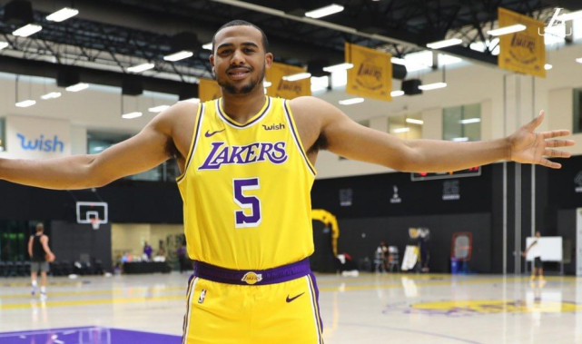 香槟|真惨!湖人一球员因年纪太小,不准喝香槟,只能喝橙汁庆祝