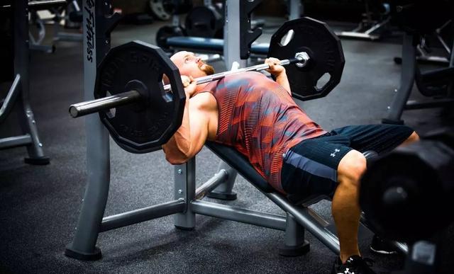 【肱三头肌】很多人卧推都做错了，导致效果不理想，这些卧推的误区你要知道