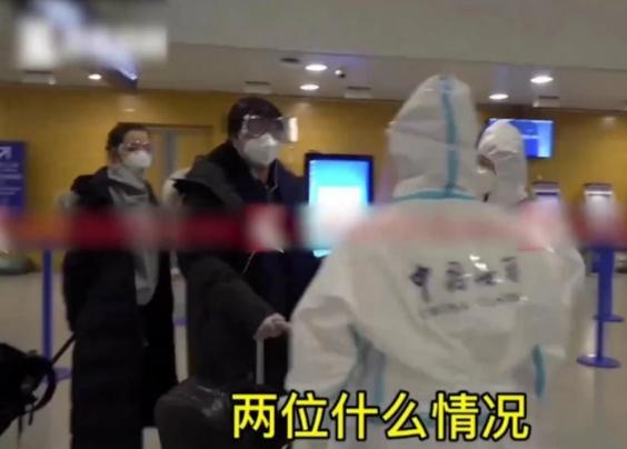 「吉娜·爱丽丝」郎朗从德国回上海，吉娜穿大袄顾不上时髦，被通过后当场90度鞠躬