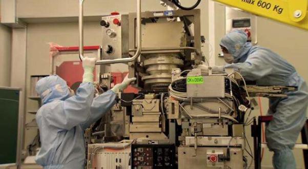 富士康▲谁都没想到！半路杀出亲兄弟！郭台铭：华为芯片我全包了