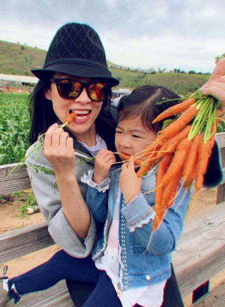 「汪峰」章子怡父亲节晒照,汪峰抱着三胎儿子出镜,胖嘟嘟的小腿好可爱